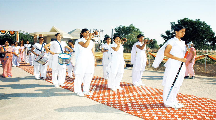 Guard of honor by NCC Cadets to the governor Mrs. Pratibha Patil